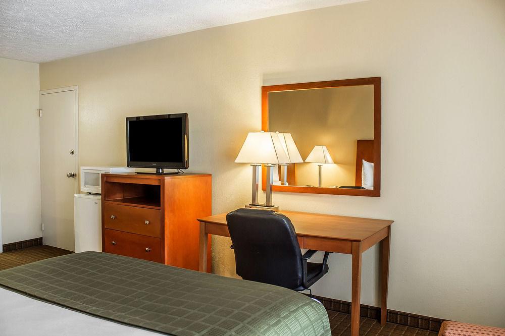 Wilkes-Barre Inn & Suites Экстерьер фото